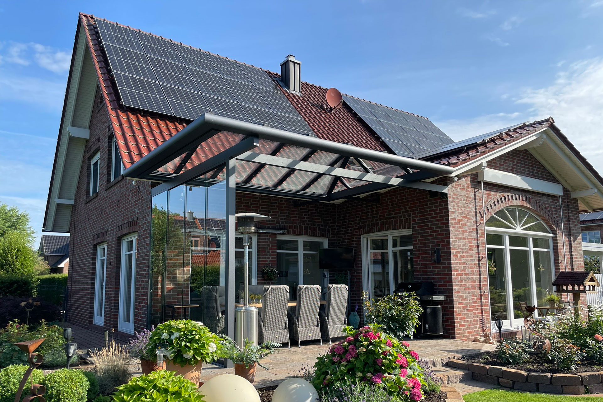 überdachte Terrasse mit Seitenteil aus Glas